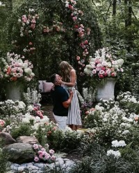 祝福！泰勒·斯威夫特社媒晒照，正式宣布与男友凯尔希订婚